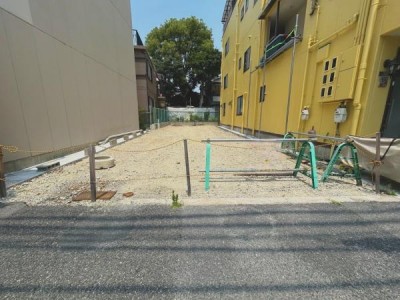 この街の住まいのご相談は、信頼度地域No.1のプロフェッショナル<br>センチュリー21オオトリーハウスにお任せ下さい。 □建築条件なし
□お好きなハウスメーカー・工務店で建築可能
□南東向きにつき、日当たり良好