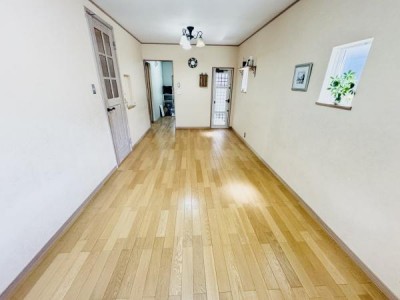 この街の住まいの事なら、センチュリー21　オオトリーハウスにお任せください！一戸建て・中古一戸建て・マンション・土地の情報は当社まで 小学校まで徒歩4分!!子育て世帯至便立地♪
空家につき即案内可！
◆こだわりのリフォーム済戸建
・LDに床暖房　足もとからポカポカで嬉しい

