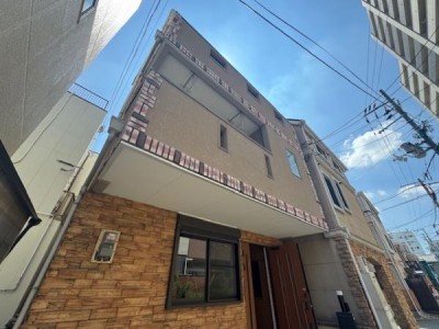 この街の住まいの事なら、センチュリー21　オオトリーハウスにお任せください！一戸建て・中古一戸建て・マンション・土地の情報は当社まで ■カースペース1台有り！
■2沿線利用可能でアクセス良好◎
■駅近！
■オープンキッチンタイプ