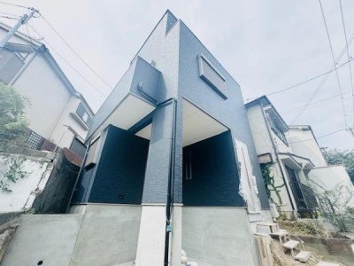 この街の住まいのご相談は、信頼度地域No.1のプロフェッショナル<br>センチュリー21オオトリーハウスにお任せ下さい。 ■吹田市片山町・新築戸建
■2沿線利用可能でアクセス良好
■車2台駐車可能