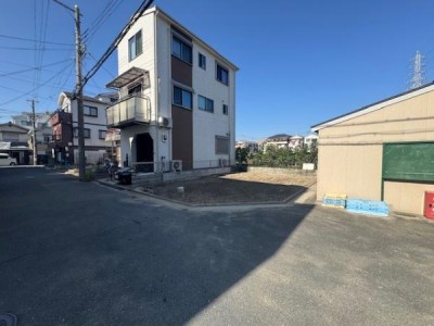 この街の住まいの事なら、センチュリー21　オオトリーハウスにお任せください！一戸建て・中古一戸建て・マンション・土地の情報は当社まで ■建築条件は御座いません。
■更地渡しとなりますので、余分な解体費用などは掛かりません。
■建築も承らせて頂きます。