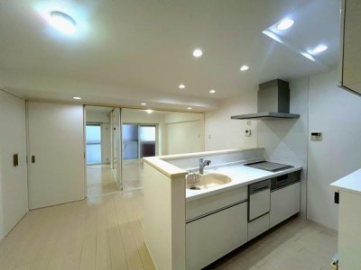 この街の住まいの事なら、センチュリー21　オオトリーハウスにお任せください！一戸建て・中古一戸建て・マンション・土地の情報は当社まで R7年2月リフォーム済！！
ペット飼育可能です♪（規約有）
江坂駅から徒歩4分！
LDKに使い勝手のいい大きな収納がございます。