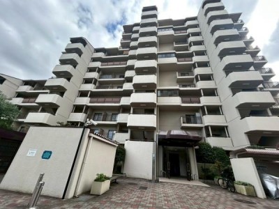 この街の住まいの事なら、センチュリー21 オオトリーハウスにお任せください!一戸建て・中古一戸建て・マンション・土地の情報は当社まで 全室リフォーム済!新築気分で新生活をスタート
小中学校徒歩10分圏内 公園が目の前 19.8帖の大きなLDK 洋室には大きな収納 玄関前ポーチ6.03平米