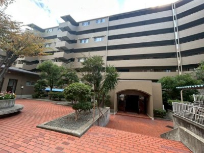 この街の住まいのご相談は、信頼度地域No.1のプロフェッショナル<br>センチュリー21オオトリーハウスにお任せ下さい。 閑静な住宅地でのびのび子育て　南向き専用庭有り　
ご家族の会話がはずむ、開放的なＬＤＫ
