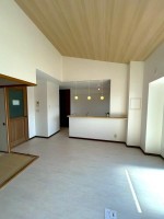 この街の住まいのご相談は、信頼度地域No.1のプロフェッショナル<br>センチュリー21オオトリーハウスにお任せ下さい。 高級感あふれるリビング天井高！！
エキスポシティ、スーパーロピア千里丘店が近くにございます！
とても日当たりがいいです♪