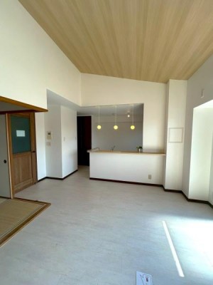 この街の住まいのご相談は、信頼度地域No.1のプロフェッショナル<br>センチュリー21オオトリーハウスにお任せ下さい。 高級感あふれるリビング天井高！！
エキスポシティ、スーパーロピア千里丘店が近くにございます！
とても日当たりがいいです♪