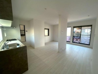 この街の住まいのご相談は、信頼度地域No.1のプロフェッショナル<br>センチュリー21オオトリーハウスにお任せ下さい。 ■室内白を基調としておりスッキリした印象です♪
■LDK約15.5帖あり！
■令和7年9月室内全面改装済み！
■全部屋収納有！