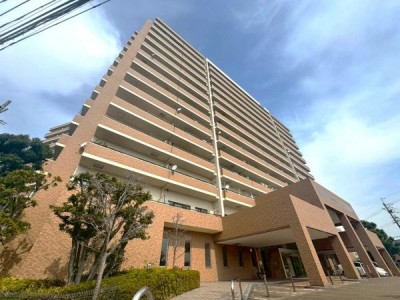 この街の住まいの事なら、センチュリー21　オオトリーハウスにお任せください！一戸建て・中古一戸建て・マンション・土地の情報は当社まで ■JR東海道本線「岸辺」駅徒歩約15分
■JR東海道本線「吹田駅」駅徒歩約20分
■最寄り駅までは平坦な道のりです。
