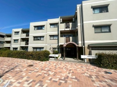 この街の住まいの事なら、センチュリー21　オオトリーハウスにお任せください！一戸建て・中古一戸建て・マンション・土地の情報は当社まで ～閑静な住宅地の小規模マンション～
1階ですが日当たり良好♪角住戸！！

■近くのスーパーまで徒歩約11分
■ＪＲ吹田駅まで徒歩約16分
■小学校まで徒歩約5分