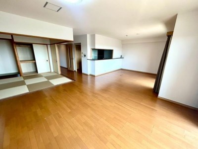 この街の住まいの事なら、センチュリー21　オオトリーハウスにお任せください！一戸建て・中古一戸建て・マンション・土地の情報は当社まで 閑静な住宅街
最上階のお部屋になります
広いリビング、通風、眺望も良好