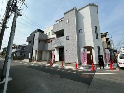 この街の住まいの事なら、センチュリー21　オオトリーハウスにお任せください！一戸建て・中古一戸建て・マンション・土地の情報は当社まで ■大阪市今里線「井高野駅」徒歩10分
■延面積：122.73平米、4LDK 駐車スペース完備♪
■陽当たり、通風良好♪
■閑静な住宅地で安心♪