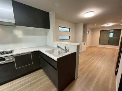 この街の住まいの事なら、センチュリー21　オオトリーハウスにお任せください！一戸建て・中古一戸建て・マンション・土地の情報は当社まで ■3沿線利用可能！
■LDK約18.6帖！
■閑静な住宅街！
■小学校・中学校が徒歩圏内で通学も安心ですね！