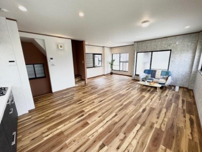 この街の住まいのご相談は、信頼度地域No.1のプロフェッショナル<br>センチュリー21オオトリーハウスにお任せ下さい。 令和8年4月　全室リノベーション済♪
鉄骨造のお家♪　4SLDKと広々としております。
JR【吹田駅】阪急【相川駅】阪急【吹田駅】利用可能