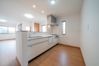 この街の住まいの事なら、センチュリー21　オオトリーハウスにお任せください！一戸建て・中古一戸建て・マンション・土地の情報は当社まで 吹田市竹谷町に新築戸建登場
収納スペースが多いのでお荷物多い方でも安心
ランドリースペース広々