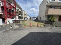 この街の住まいの事なら、センチュリー21　オオトリーハウスにお任せください！一戸建て・中古一戸建て・マンション・土地の情報は当社まで 建築条件はございません。
お好きな工務店様、ハウスメーカー様にて建築が可能
角地、3方道路（通路）となっています
陽当たり・通風良好です。