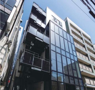 □駅徒歩2分・複数路線利用可能
□商業施設充実のエリアに位置する1棟店舗・事務所ビル
□モノトーンでスタイリッシュなファサード