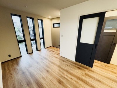 ■令和７年４月下旬完成済♪
■ハイルーフ車も駐車可能
■省エネ基準対応物件
■前面道路は交通量が少なくお子様も安心
■公園も隣接して御座います