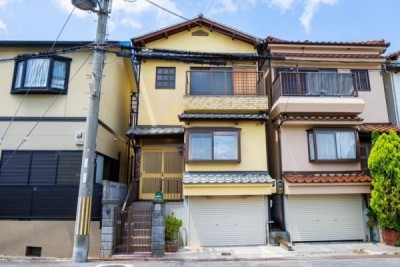 この街の住まいのご相談は、信頼度地域No.1のプロフェッショナル<br>センチュリー21オオトリーハウスにお任せ下さい。 ■新駅まで徒歩約14分♪ 2023年開業予定 北大阪急行「箕面萱野」■ナチュラルな木肌の風合いが人気の杉の無垢フローリングを採用