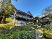 この街の住まいのご相談は、信頼度地域No.1のプロフェッショナル<br>センチュリー21オオトリーハウスにお任せ下さい。 ■八反滝展望台まで徒歩約5分！
■別荘地の2階建て
■1年を通してレジャーが楽しめます！
■冬はスキーやスノボ、春から秋にはゴルフやグライダーなど多様に楽しめます
