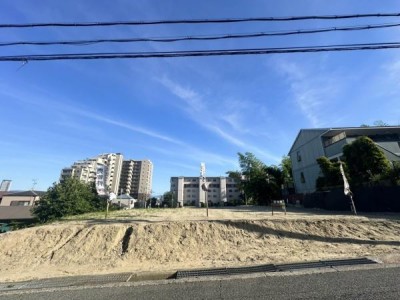 この街の住まいのご相談は、信頼度地域No.1のプロフェッショナル<br>センチュリー21オオトリーハウスにお任せ下さい。 ■土地面積：約１２９坪♪
■建築条件は御座いません♪
■お好きなハウスメーカーや工務店様にて建築可能
■南側は抜けており解放感良好♪
■日当たりも良いお土地です♪