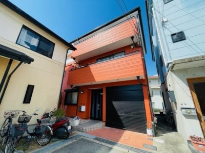 この街の住まいのご相談は、信頼度地域No.1のプロフェッショナル<br>センチュリー21オオトリーハウスにお任せ下さい。 ■事務所・二世帯住宅として！1Fと2Fはそれぞれ独立の玄関です！
■新駅「箕面船場阪大前駅」まで徒歩約18分！
■3沿線利用可能でアクセス良好！
