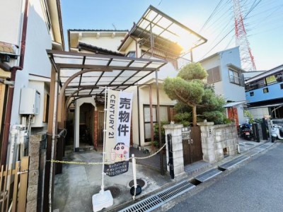 この街の住まいのご相談は、信頼度地域No.1のプロフェッショナル<br>センチュリー21オオトリーハウスにお任せ下さい。 ■カースペース1台有り！（車種制限有）
■両面バルコニーがあるので洗濯・ガーデニングなども楽しめます！
