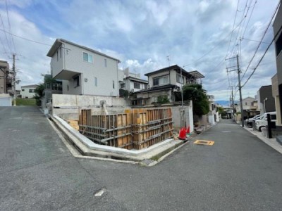 この街の住まいのご相談は、信頼度地域No.1のプロフェッショナル<br>センチュリー21オオトリーハウスにお任せ下さい。 ■南西につき、日当たり良好！
■カースペース1台あり！
■角地につき、通風・開放感あり◎
■前面道路幅員約6.7ｍあり！