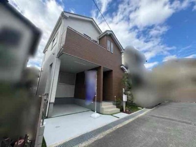 この街の住まいのご相談は、信頼度地域No.1のプロフェッショナル<br>センチュリー21オオトリーハウスにお任せ下さい。 ■カースペース1台
■陽当たり良好♪
■3LDK♪
■スーパー・ドラックストア・コメダ珈琲など、徒歩圏内にあり、大変便利です◎
